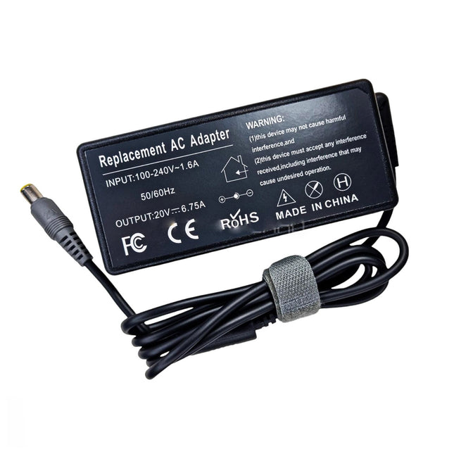Chargeur Lenovo original pour PC portable, USB 20V 6.75A 135W, neuf, connecté à un ordinateur portable.
