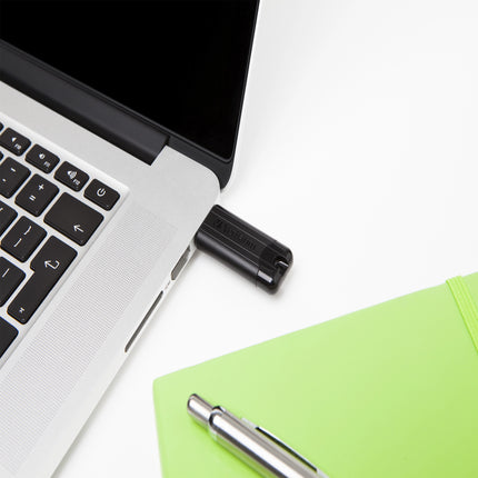 Clé USB Verbatim 64GB noir USB 3.2 Gen 1 avec rayures, stockage portable et élégant pour transfert de données rapide.