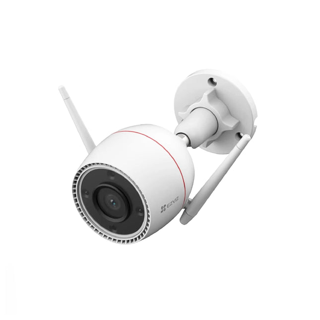 Caméra intérieure EZVIZ 3K PT avec objectif panoramique, affichant un écran de surveillance moderne et compact.