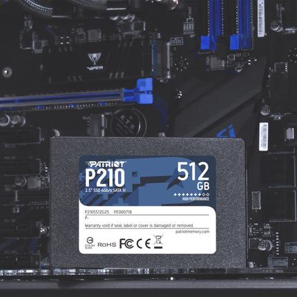 Disque dur interne SSD PATRIOT P210 2,5" SATA de 512GB, vue rapprochée du disque dur noir avec étiquette.