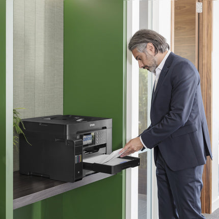 Imprimante Epson EcoTank L15160 couleur à réservoirs rechargeables, Wi-Fi, format A3, vue de l'avant avec cartouches visibles