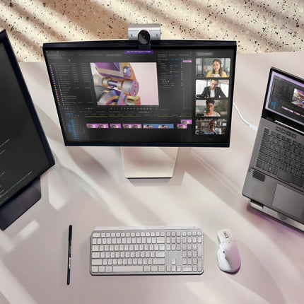 Webcam Logitech MX Brio 4K Ultra HD avec objectif, connectée à un ordinateur, affichant une image nette et haute résolution.
